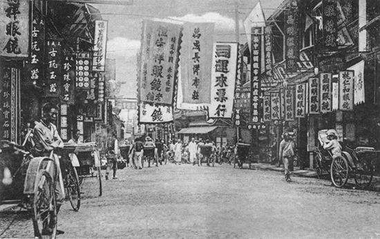 　　民国时期上海弹硌路古玩市场