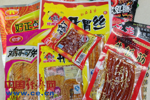 中国经济网记者早些时候在北京市某小学附近所购买的“辣条”食品，其中就有上述“开胃丝”。