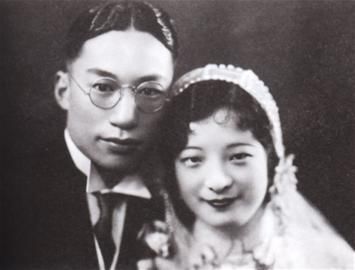 王尧臣之子、三舅公王云程和原配夫人荣卓霭的结婚照。荣卓霭是荣宗敬之女,中西女中毕业的大家闺秀,可惜早逝。 王尧臣之子、三舅公王云程和原配夫人荣卓霭的结婚照。荣卓霭是荣宗敬之女,中西女中毕业的大家闺秀,可惜早逝。