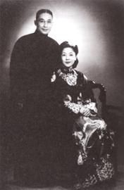 三舅公王云程和续娶的第三位夫人姚翠棣结婚照,姚翠棣也是中西女中毕业的名门之女 三舅公王云程和续娶的第三位夫人姚翠棣结婚照,姚翠棣也是中西女中毕业的名门之女