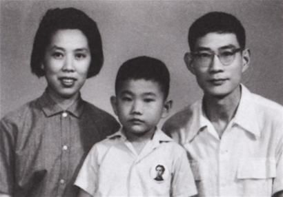 父亲、母亲和曹可凡(中),拍照前,曹可凡因为没有吃到冰淇淋,一脸不愿意 父亲、母亲和曹可凡(中),拍照前,曹可凡因为没有吃到冰淇淋,一脸不愿意