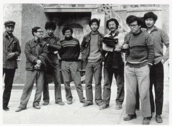 　1981年春，油画系壁画工作室师生在敦煌考察、临摹。左起：敦煌管理员、孙景波、刘溢、曹力、刘长顺、袁运生、白敬周、李林琢、马路。