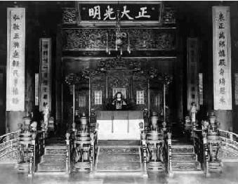 坐在乾清宫中的溥仪(1917年) 1917年，安徽督军张勋以调解“府院之争”为名，拥戴溥仪进行了十二日的短暂复辟。照片为复辟期间，溥仪坐在乾清宫龙椅上