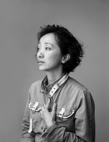 作为中国首屈一指的女性雕塑家，凭女性身体系列作品成名已久，向京从2009年起已经将创作的话题转向了人的处境问题。(摄影 范西)