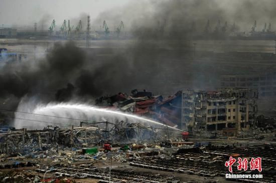  8月14日，爆炸事故现场，一辆消防车正在喷射高压泡沫，消灭残火。 中新社发 佟郁 摄 