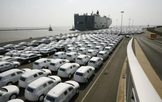  资料图片：德国埃姆登港待装船出口的大众汽车。 （Reuters）