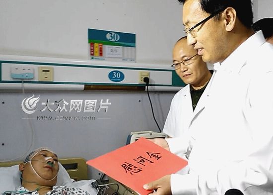 9月10日下午，濟南市副市長王新文專程趕到醫院看望被打環保執法人員陳偉。