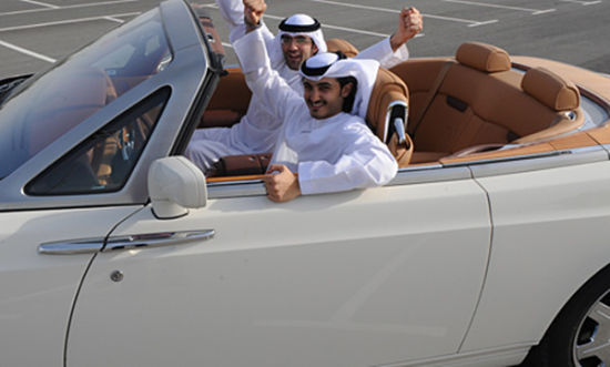 开好车志得意满的科威特人，可以借此想象当年的造富神话