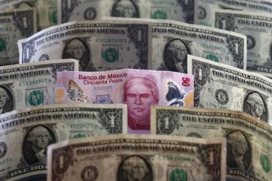  图中为美元及墨西哥披索纸币。（Reuters）