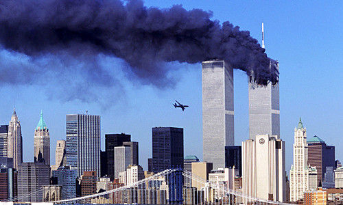 911事件历史图：第二架被劫持飞机撞向世贸中心