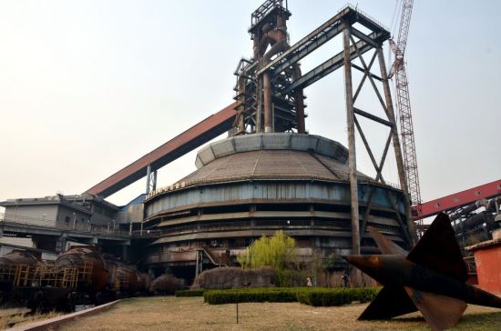 具有標志性符號的首都鋼鐵集團煉鐵廠3號高爐。攝影/章軻