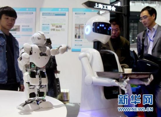 11月4日，參觀者在上海大學展位瞭解機器人技術和應用。近日，上海各高校創新成果亮相2015年中國國際工業博覽會(工博會)高校展區，希望借助工博會平臺尋求科技創新成果轉化和產業化機會。新華社記者 劉穎 攝