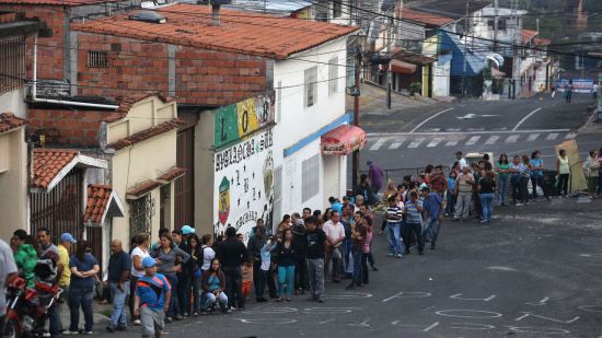 购买生活必需品的委内瑞拉人排起长队