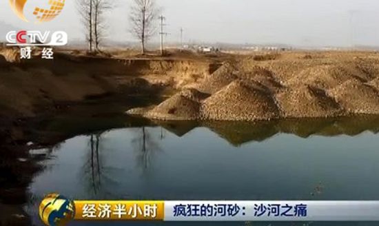 ����¥���ɳ�Ӱ��ߣ�һ����ʯ�Ӷѳɵ�Сɽ������һƬ��