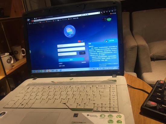 沈阿姨正在登陆网络黄金的操作网站 沈阿姨正在登陆网络黄金的操作网站