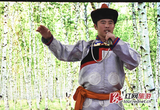 来自呼伦贝尔的本地歌手带来民俗表演。 来自呼伦贝尔的本地歌手带来民俗表演。