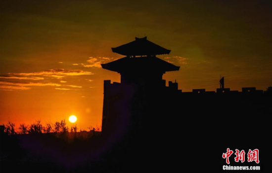 大漠秋景 王斌银 摄 甘肃敦煌古阳关多姿云状“添彩”大漠秋游