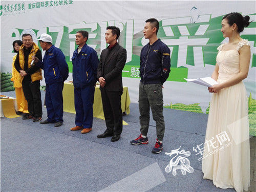 两位非遗大师现场收徒。重庆茶业集团供图 华龙网发 两位非遗大师现场收徒。重庆茶业集团供图 华龙网发
