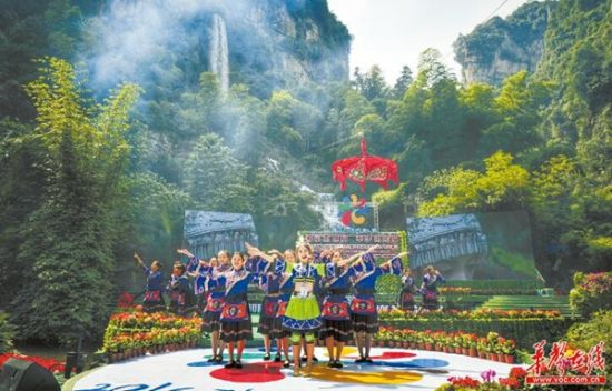 2016年9月12日,中国(湖南)国际旅行商大会暨2016中国湖南国际旅游节在张家界开幕。记者 童迪 摄 2016年9月12日,中国(湖南)国际旅行商大会暨2016中国湖南国际旅游节在张家界开幕。记者 童迪 摄