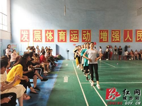 姜菁斐(左三)认真观看演员排练。 姜菁斐(左三)认真观看演员排练。