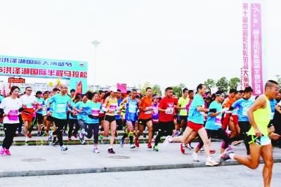 一声令下选手们冲出起跑线。 一声令下选手们冲出起跑线。