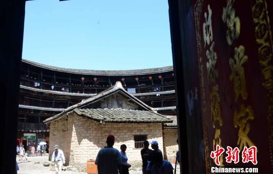 图为海外华文媒体代表感受土楼文化。 张金川 摄 图为海外华文媒体代表感受土楼文化。 张金川 摄