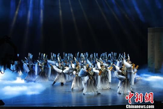 图为,名为《学而》的儒风歌舞表演。 沙见龙 摄 图为,名为《学而》的儒风歌舞表演。 沙见龙 摄