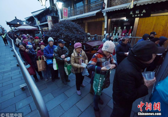 2018年1月24日,西安市大兴善寺三个食堂10口大锅通宵熬腊八粥,有市民凌晨3点多就去排队,到6时20分寺庙开始施粥时,大雄宝殿前已有近千人排队领免费腊八粥。 过了腊八就是年 各地民众共品腊八粥