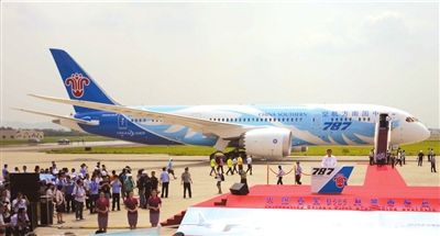 中国首架梦想飞机波音787抵广州