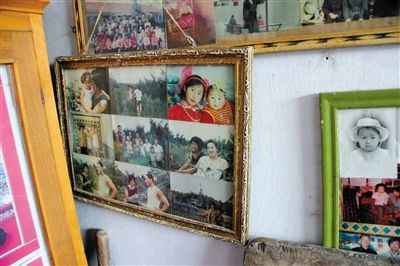 宋吉彬家墙上的旧相框里，宋林妻子（右）早年的照片还保存着。