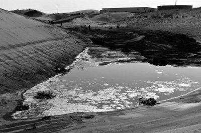 这是甘肃武威境内腾格里沙漠一处排污池，污染物由暗管直接排放至沙漠（3月21日摄）。 新华社发