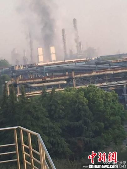 周边居民在爆炸时拍到的现场照片。 网络照片 摄