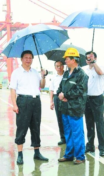 21日上午，习近平来到湖北考察，一下飞机就冒雨来到武汉新港阳逻集装箱港区。 据新华网