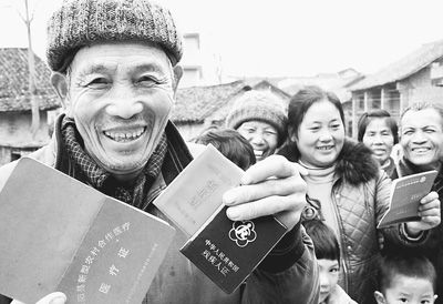 　　3月8日，湖南省邵阳县九公桥镇合意村的农民正在办理社保待遇领取手续。该县10万余名农村老人领养老金。 　　李爱民 唐朝晖摄
