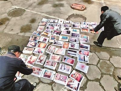 当地被拆迁户展示遭强拆照片