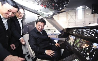 昨日，习近平来到中国商飞设计研发中心，登上C919大型客机样机，坐在驾驶舱，了解速度表、高度表等情况。据新华视点
