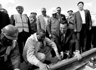 5月6日，李克强在埃塞俄比亚为中方承建的轻轨项目亲手拧上最后一颗螺钉。