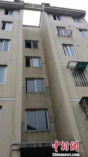 江北一居民楼发生劫持事件。 李佳赟 摄