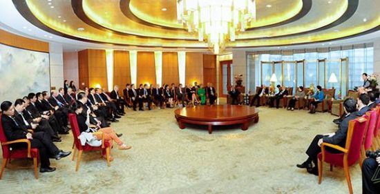 清華大學經濟管理學院顧問委員會名譽主席朱鎔基會見與會委員。