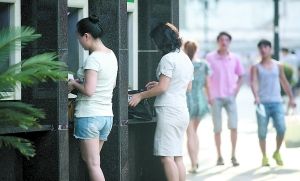 19日，渝中区解放碑，市民在某自助银行办理业务。 记者 黄宇 摄