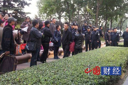 建行总行爆发散步式抗议 买断工龄员工维权|建