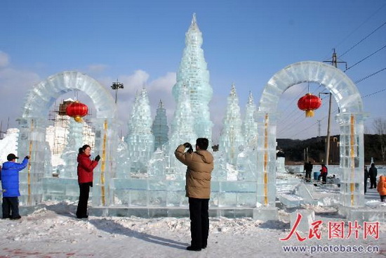 沈阳冰雪节即将开幕 冰雕已现雏形_城市活动