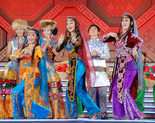 中外多民族艺术家共同演绎的《<em>大地飞歌</em>》(组