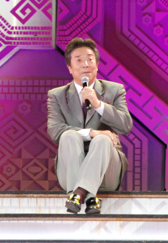 艺术家李光曦演唱《祝酒歌》(组图)