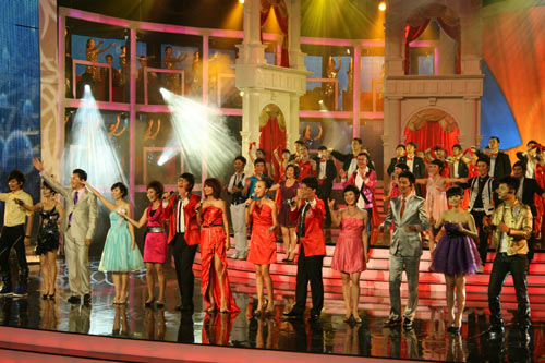 图文:开场歌舞《海阔天空 一路是蓝》