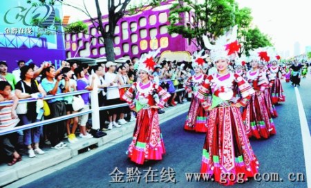 贵州民族姑娘小伙载歌载舞制造精彩
