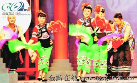 贵州民族姑娘小伙载歌载舞制造精彩