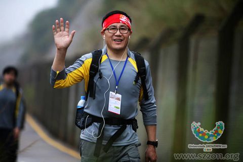 迎大运徒步百公里 过万名“驴友”暴走深圳(图)