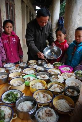 柳州:“免费午餐”惠及学生近10万(图)