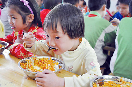 南宁13.4万名学生享受免费营养午餐(图)